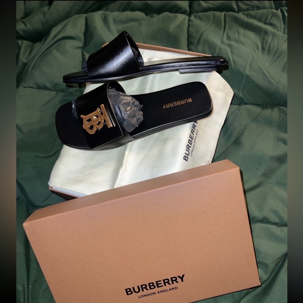 ****Brand NEW Burberry Phillipa slide sandal ***